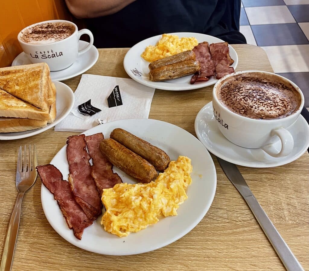 Breakfast table at L'Express City.